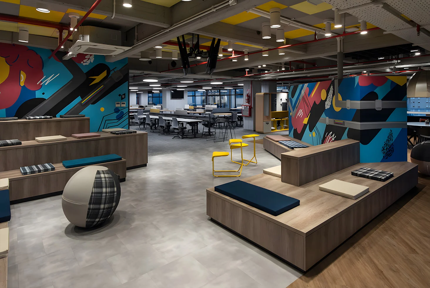 Banco Bind corporate open office with colorful mural.