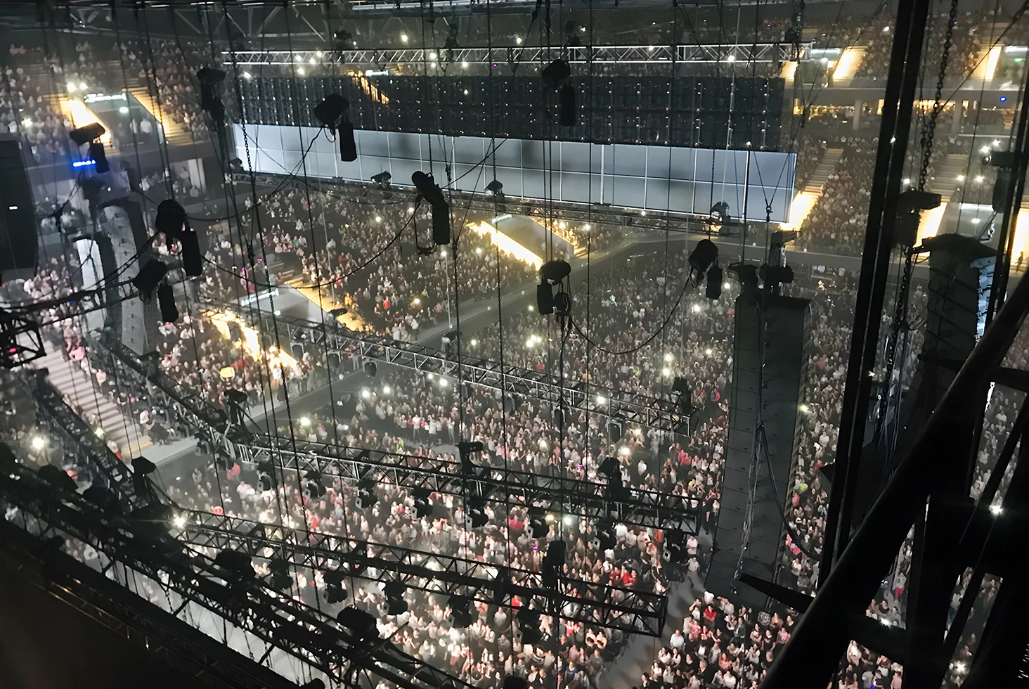 Concert crowd inside Movistar Arena.
